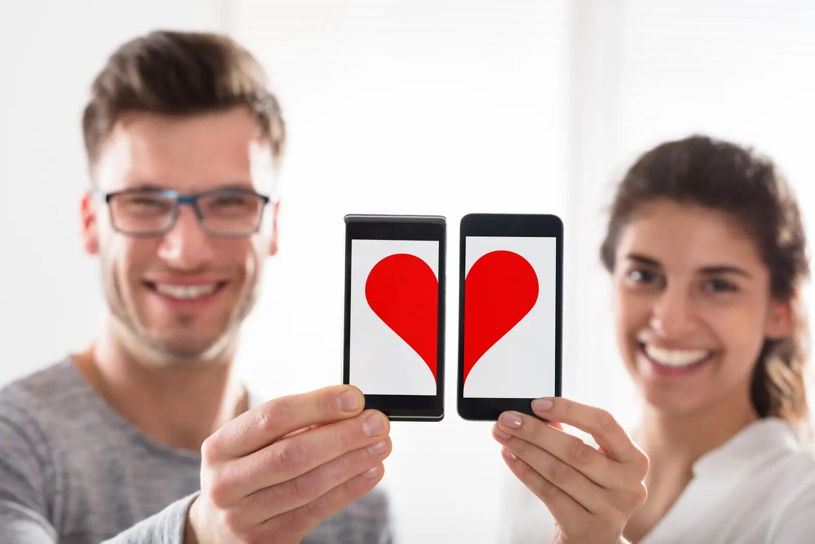 'Truecasting' on dating apps is trending but there's a smart way to do it that actually works