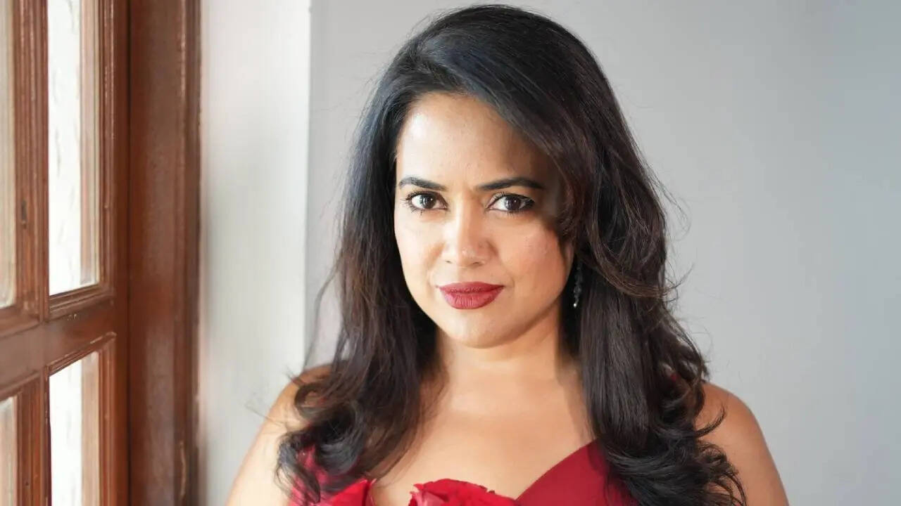 Sameera Reddy recalls spending lakhs to ‘fit in’ at 24