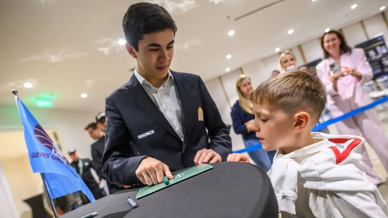 Javokhir Sindarov giving autograph (Photo by Michal Walusza)