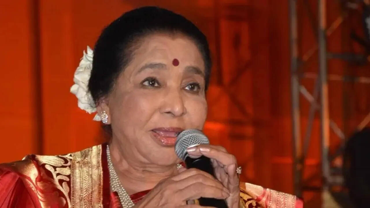 Asha Bhosle admitted to hospital due to chest infection