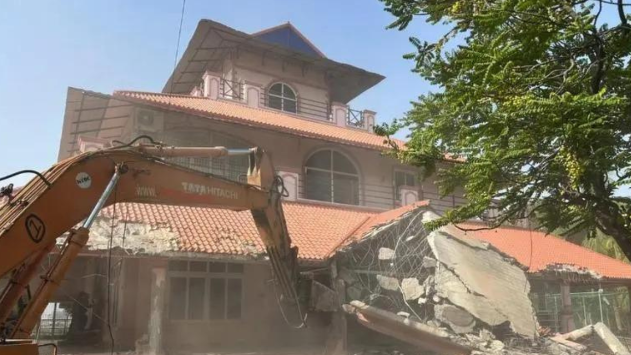 Massive HYDRAA operation in Ameenpur: 861 acres secured, apartment blocks, farmhouse razed