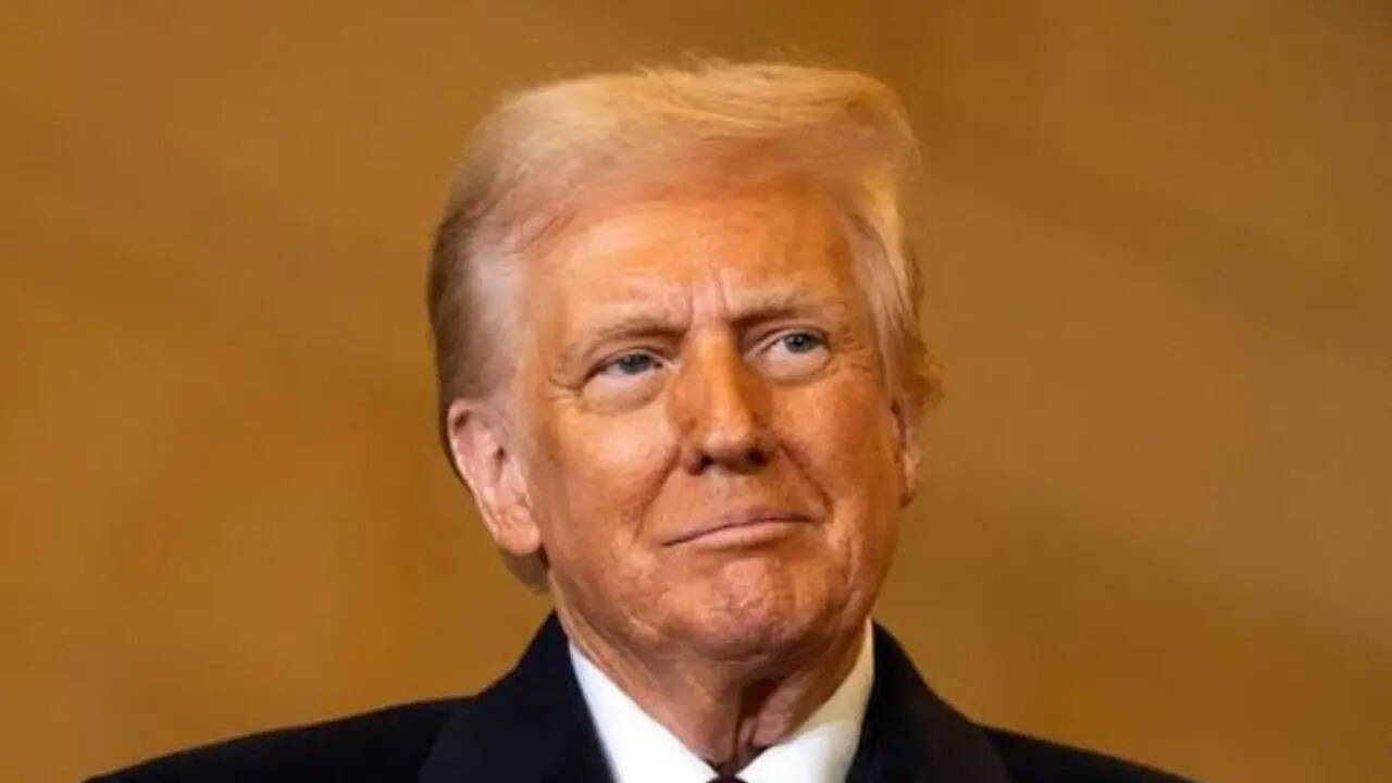 Trump draws thunderous cheers at UFC 327 return in Miami