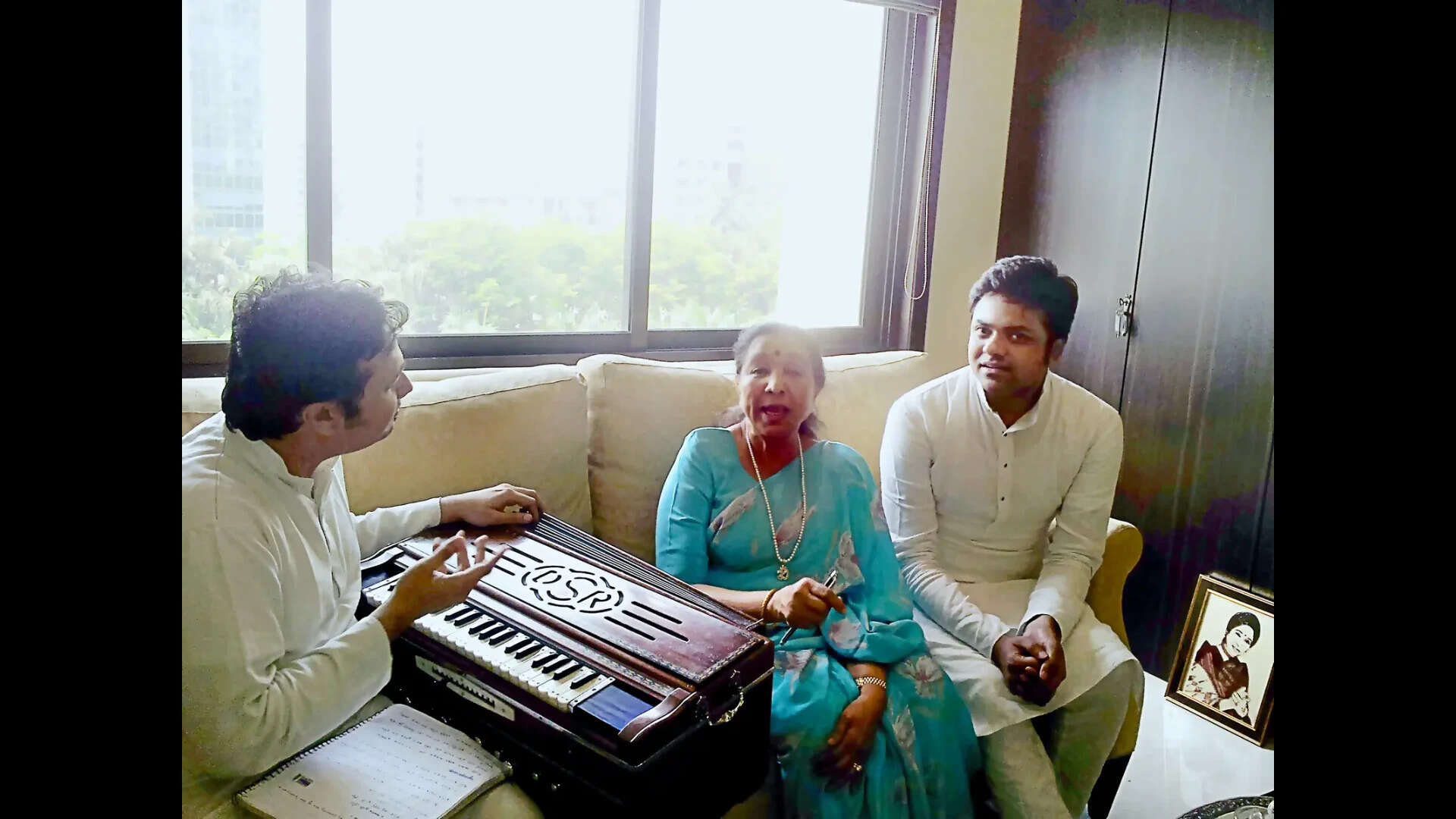 Asha Bhosle rehearsing with SD Burman's harmonium