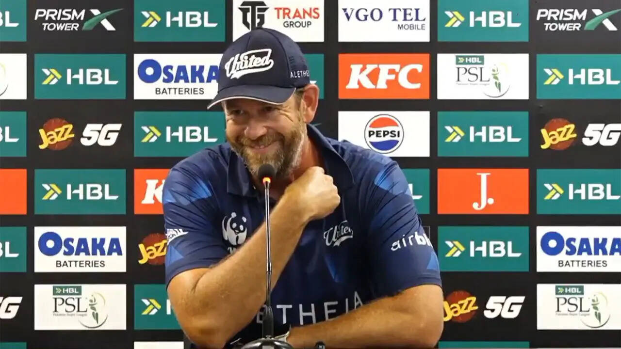 ‘IPL a movie?’: Jacob Oram bursts out laughing as PSL presser goes viral - Watch