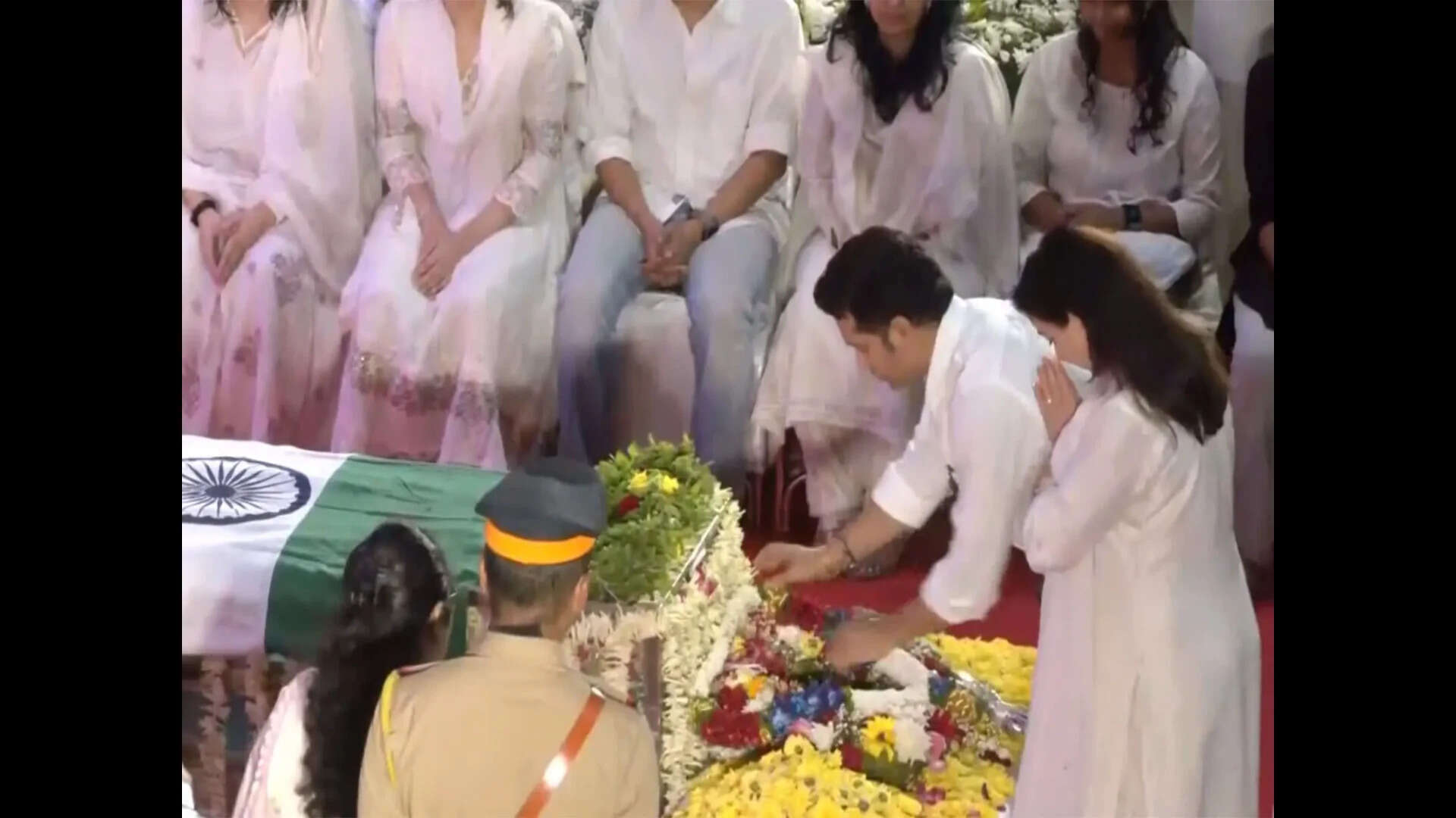 Sachin Tendulkar gets emotional, pays final tribute to Asha Bhosle in Mumbai