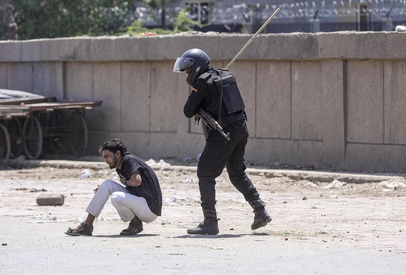 Anti-riot cops deployed to contain the protests