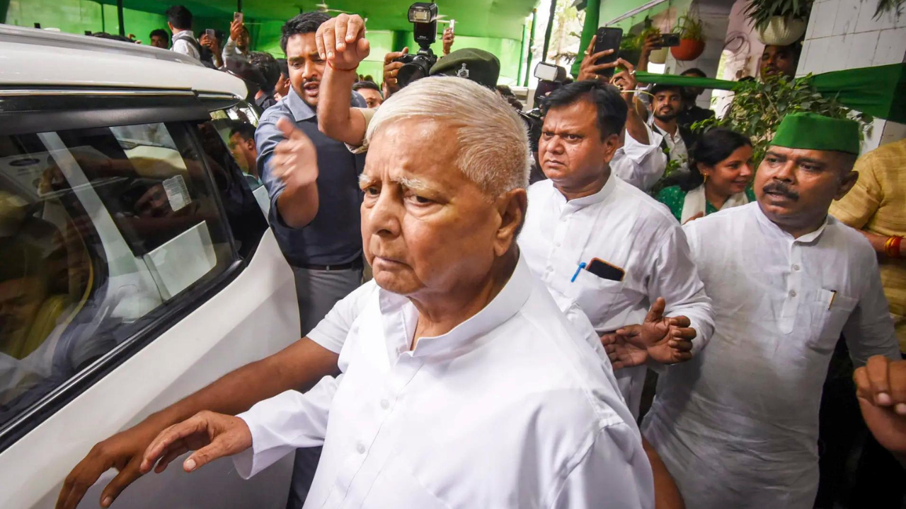 SC refuses to junk land-for-rail jobs FIR against Lalu