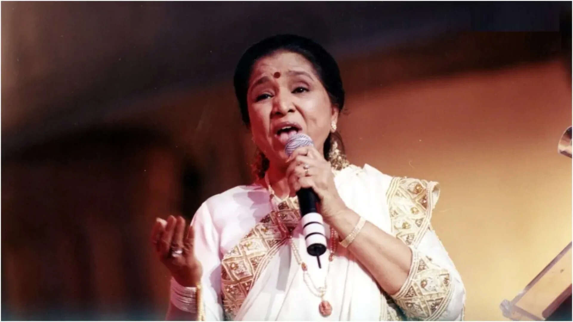 Pak news channel lands in trouble for reporting Asha Bhosle's death