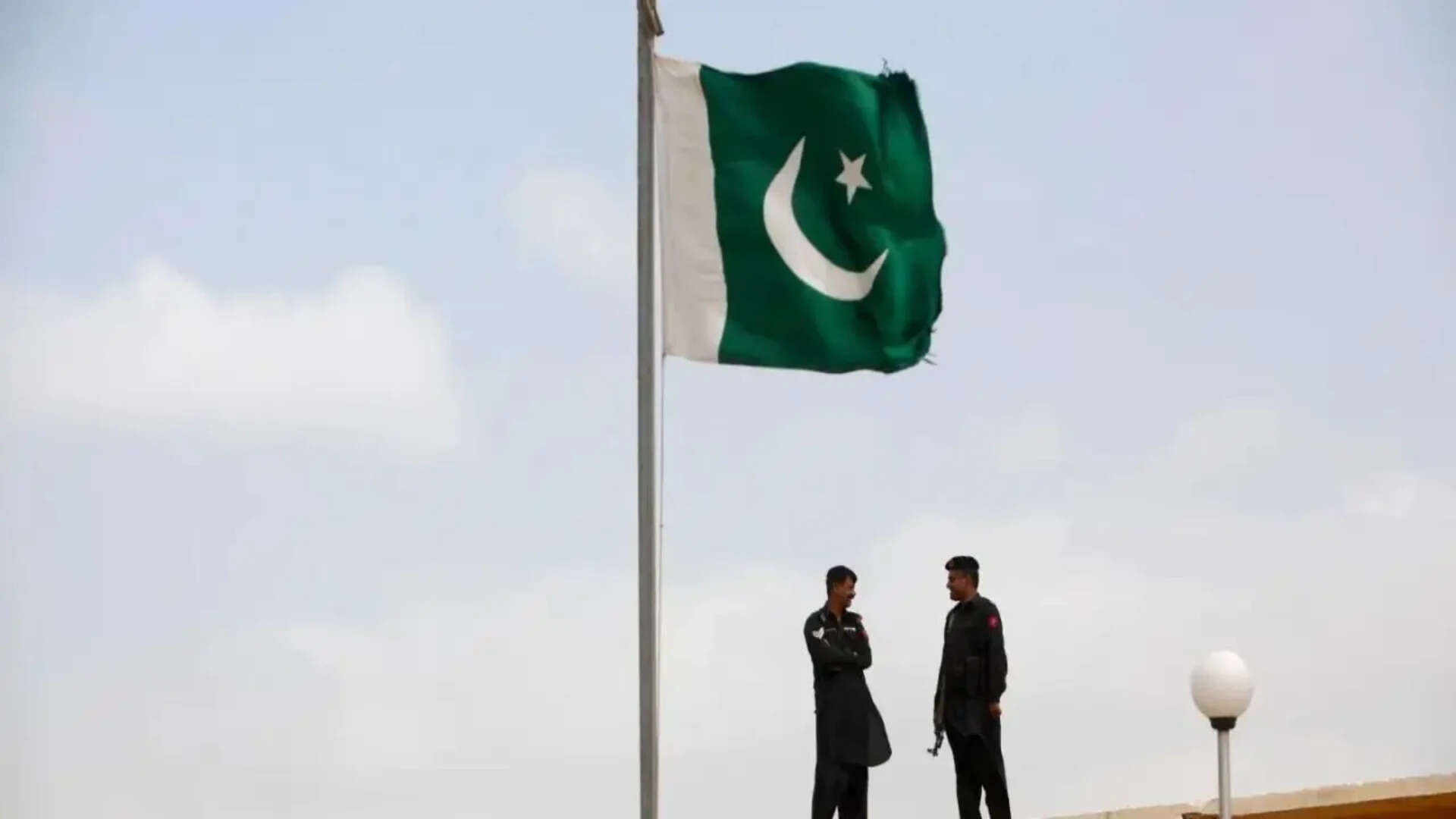 'No gas for roti, naan': Karachi families struggle as unannounced cuts enter second week