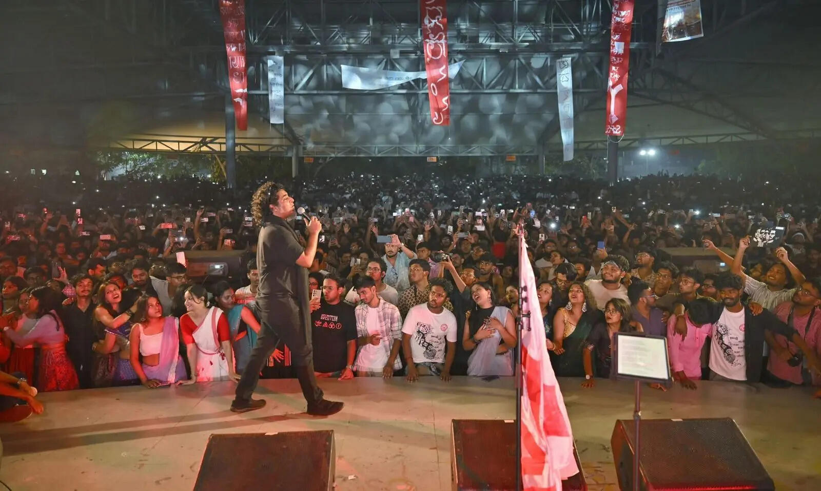 Prithibi performing at JU Prithibi (2)