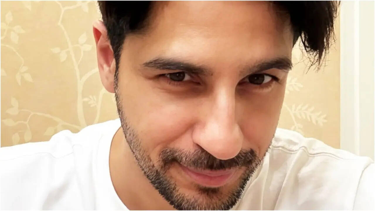 Sidharth sports baby bow clip in 'girl dad' photo