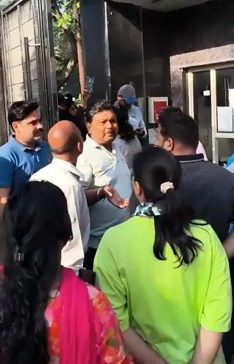 DAV Sahibabad Parents Protest-2.jpeg