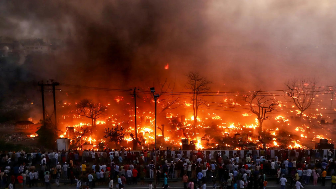Lucknow: Over 1,000 left homeless as fire guts 280 shanties