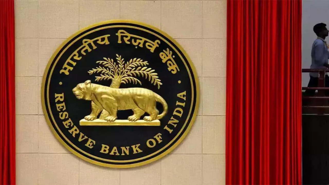 RBI asks state oil refiners to curb spot dollar buying, use credit line: Report