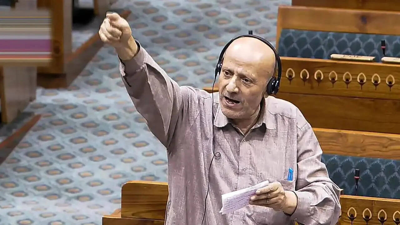 Mirwaiz urges Centre to release Engineer Rashid, says MP’s dad critical