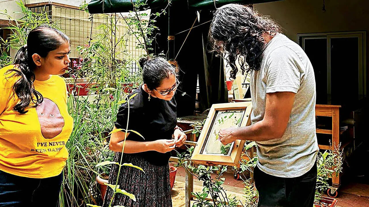 Five minutes of exposure to sun is also enough for cyanotype printing (@praxistechne)