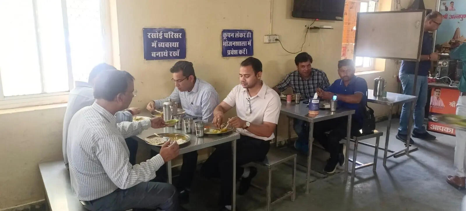 JMC Commissioner and Jaipur Collector at Shri Annapurna Rasoi