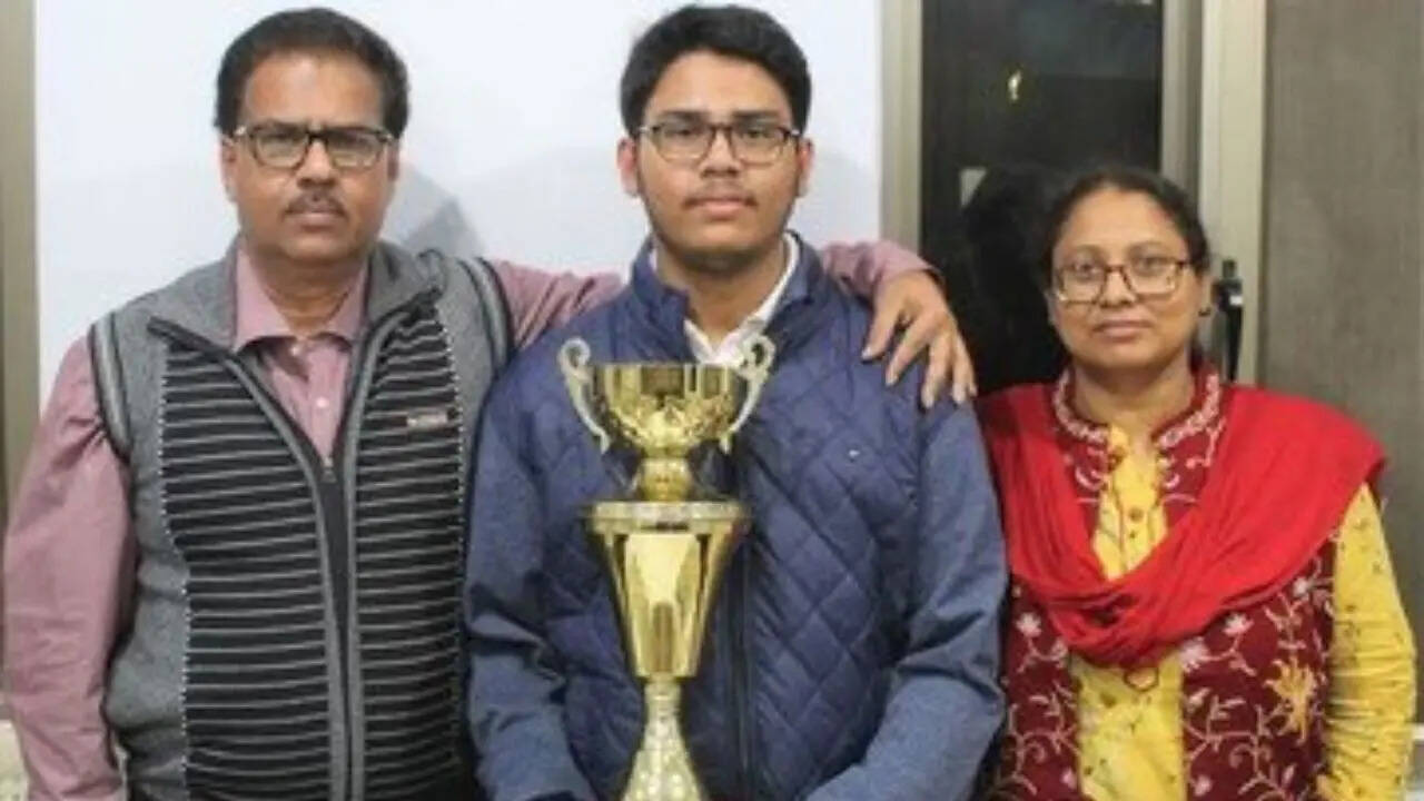 Aronyak Ghosh with his parents (Special Arrangements)