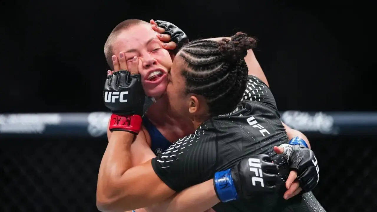 Rose Namajunas fighting Natalia Silva