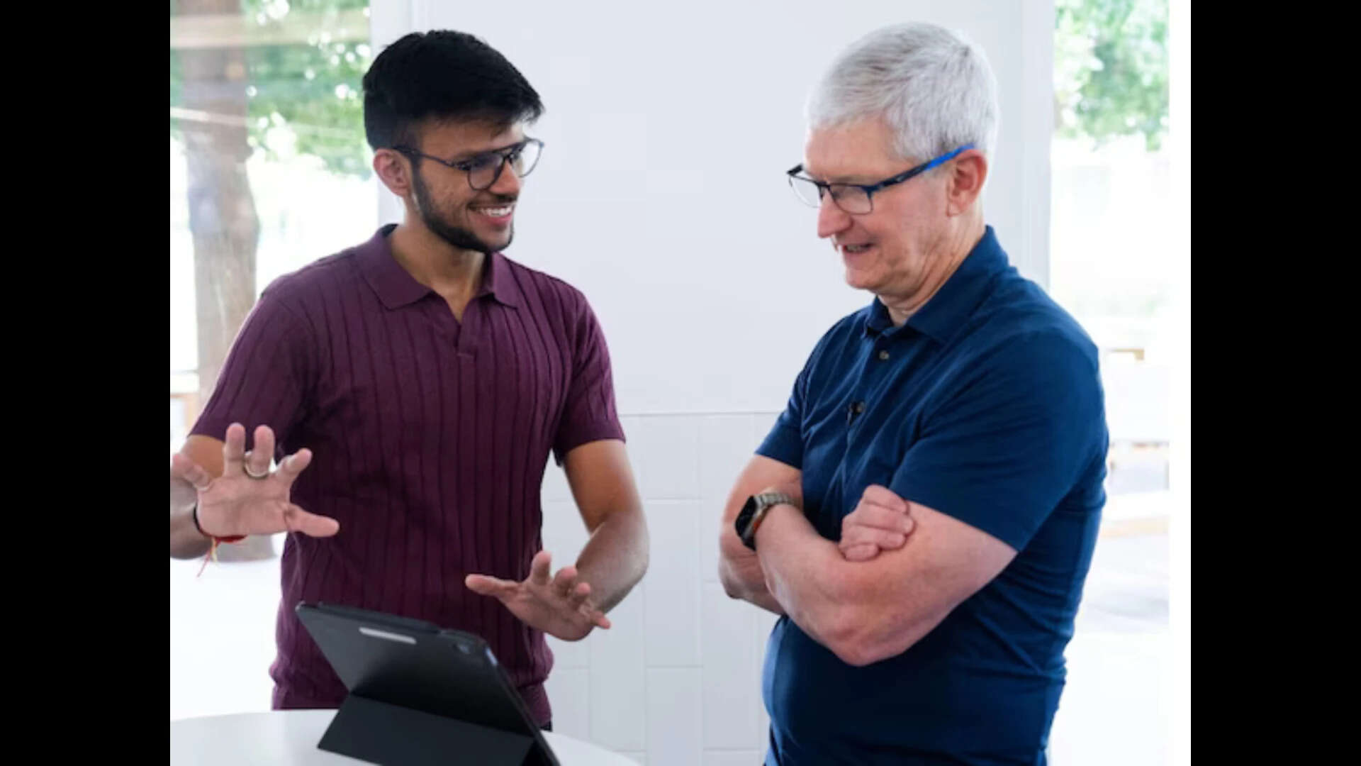 Apple CEO Tim Cook (R)