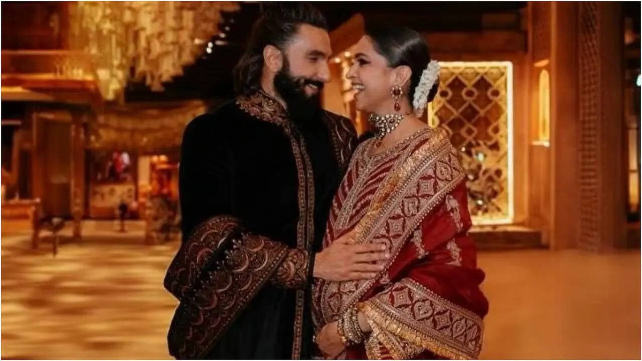 Ranveer smiles and waves as fans congratulate him on pregnancy
