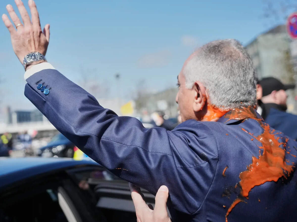 Watch: 'Tomato juice' thrown at Iran's exiled crown prince Reza Pahlavi in Germany
