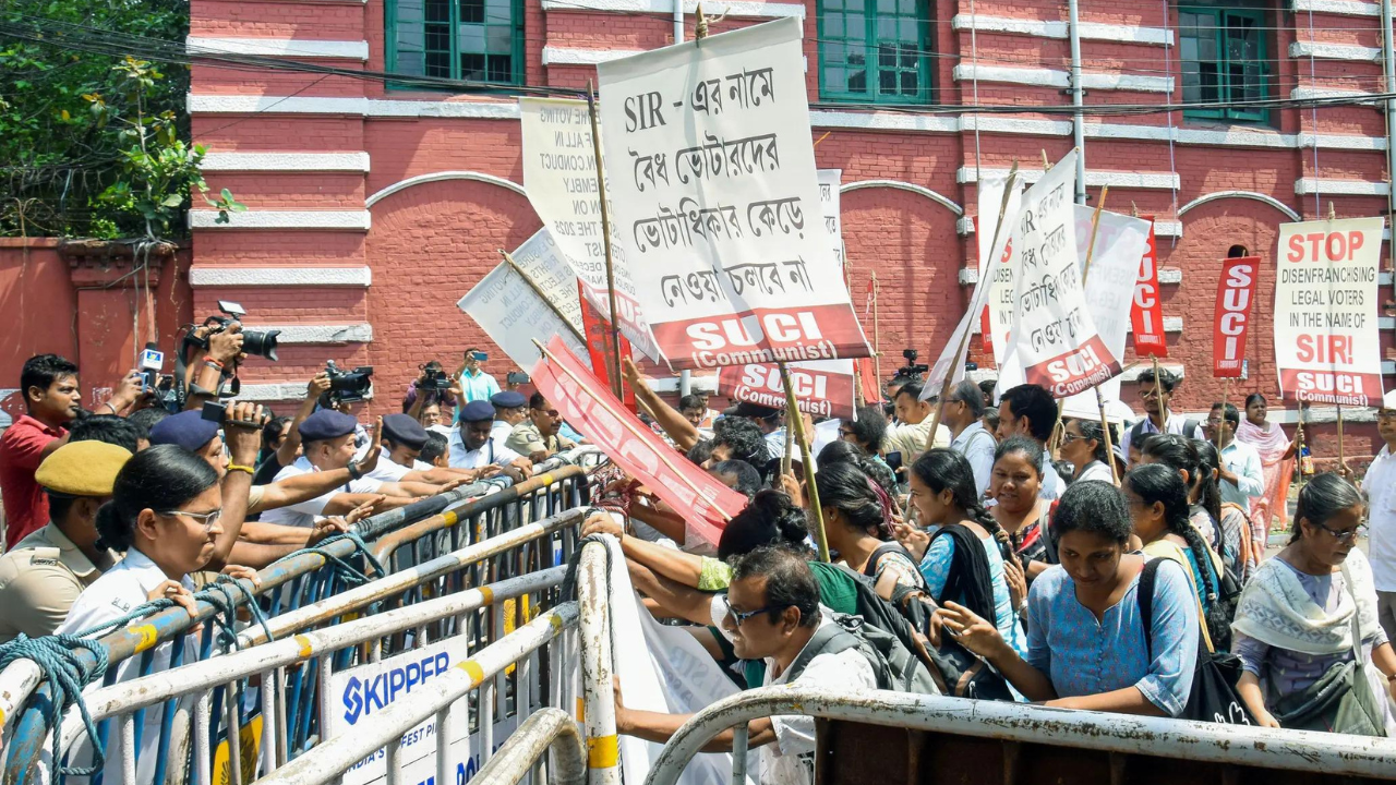Gujarat Farmers Face Midnight Police Raids Over Land Protests