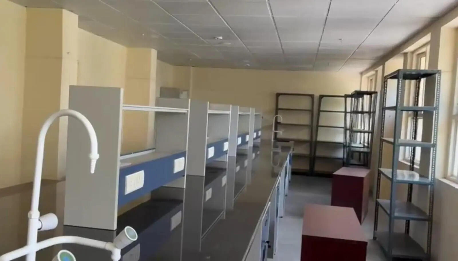 lABS WITHOUT EQUIPMENT.jpeg