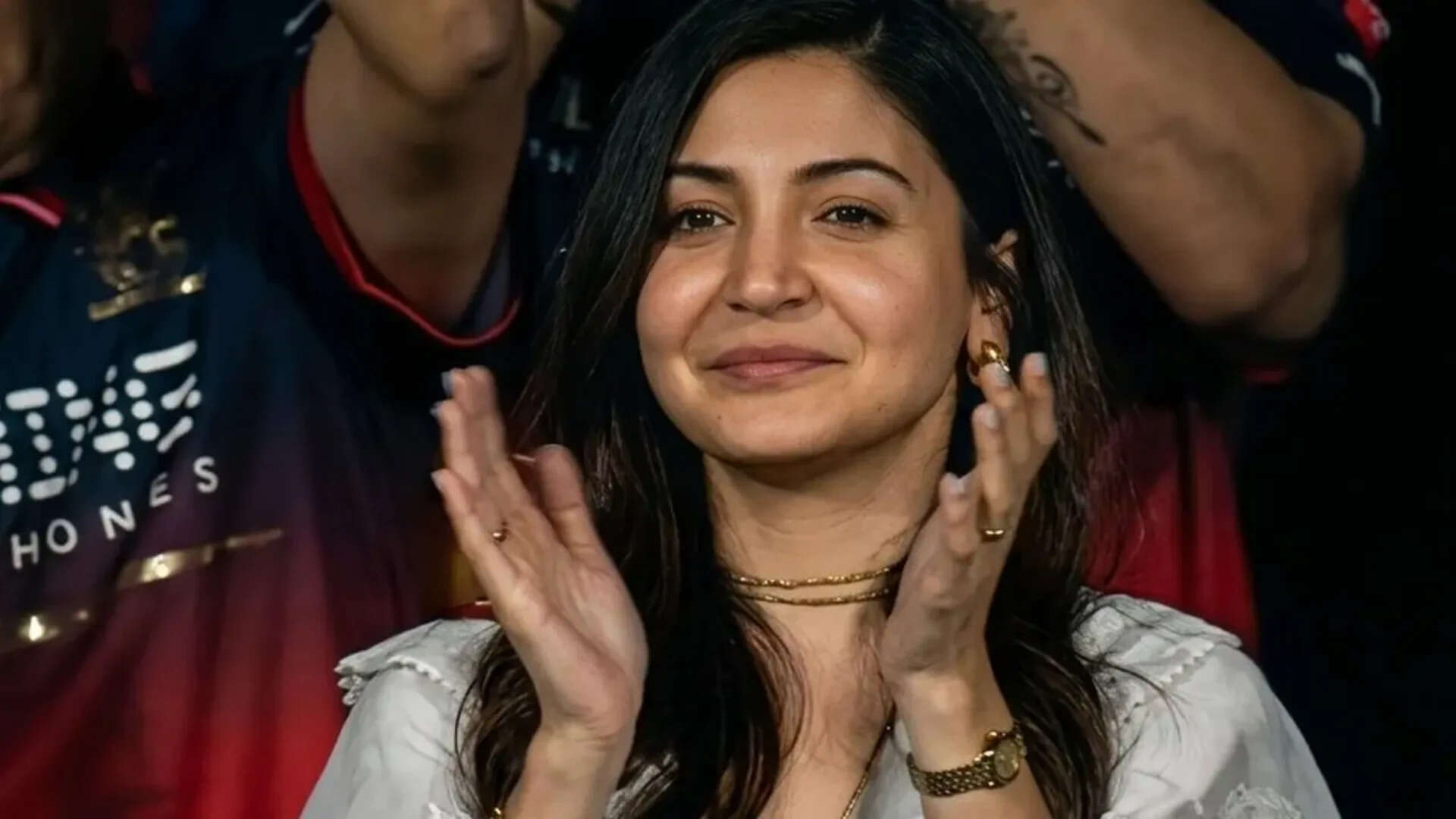 Anushka's Tulsi mala grabs attention as she cheers for Virat