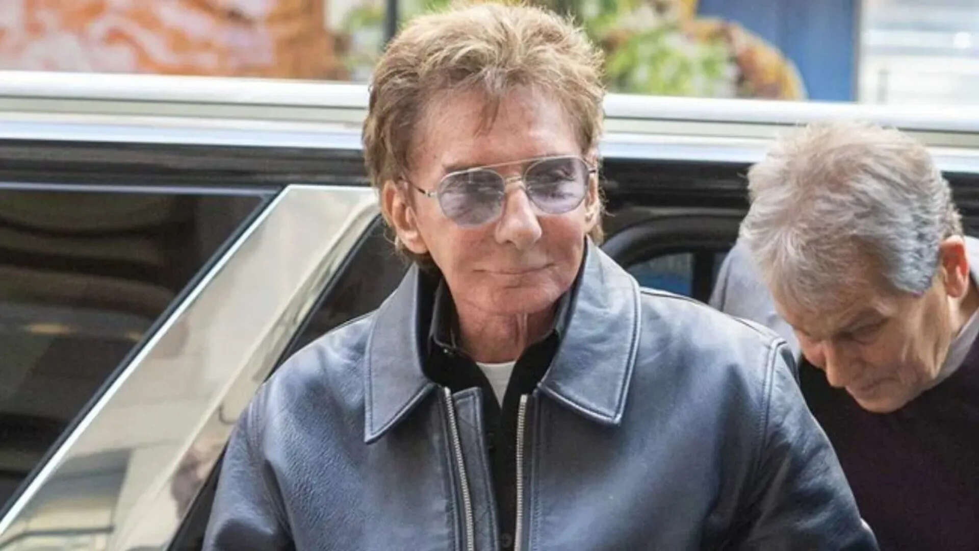 Barry Manilow seen in NYC after lung cancer surgery