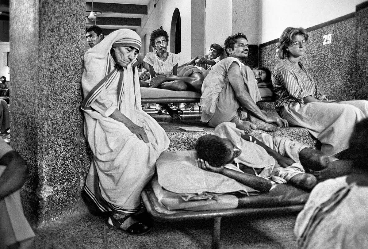 Mother Teresa in prayer at Nirmal Hriday Home for the Sick and Dying in  Calcutta in 1986