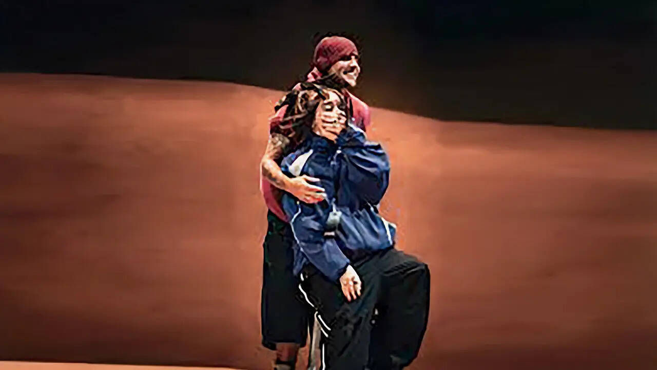 At Coachella 2026, Justin Bieber and Billie Eilish shared what fans are calling the “ultimate full-circle moment.” The latter went weak in the knees on the stage