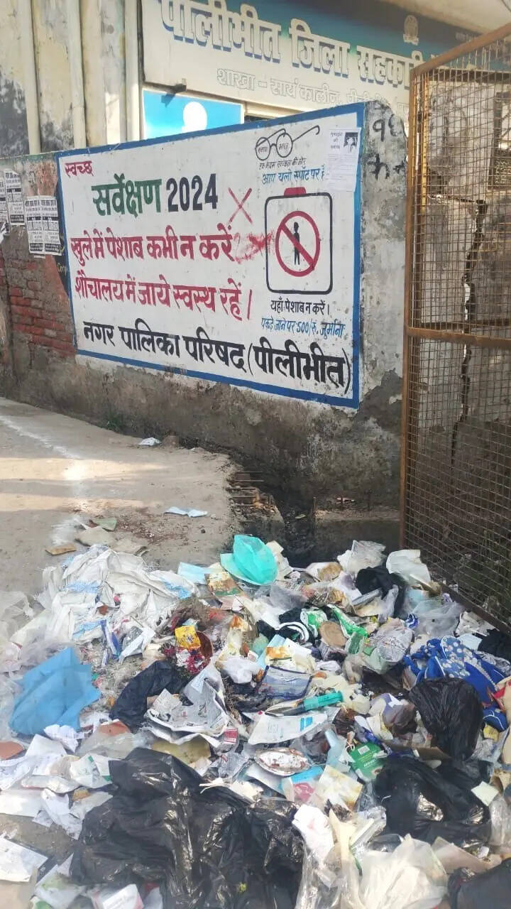 21668fc6-528c-4fd4-966d-76b46cf20209_The_bio-medical_waste_was_found_dumped_just_outside_Pilibhit_District_Cooperative_Bank_in_Pilibhit_city.jpg