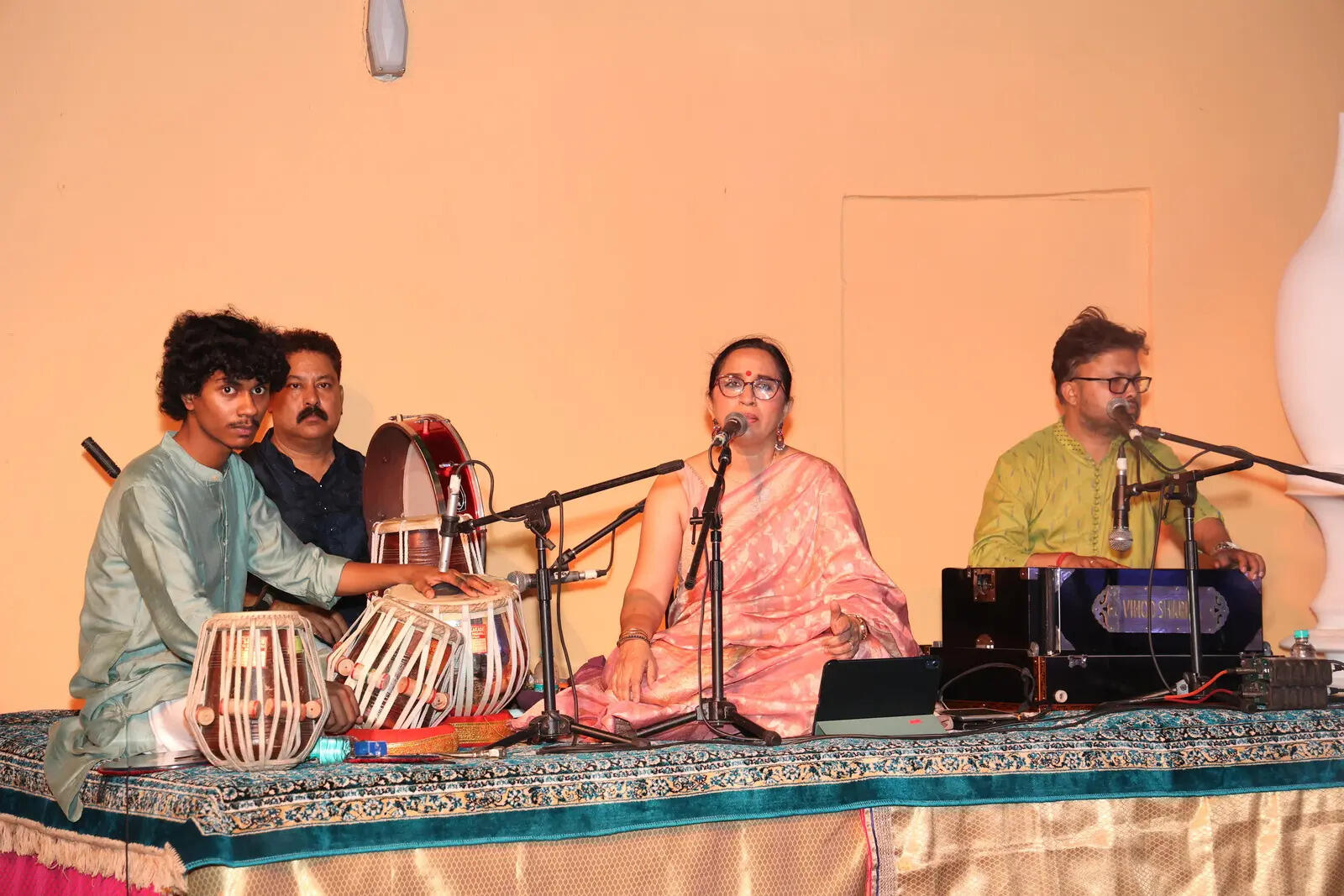 Vocalist Vidya Shah added musical notes to the evening