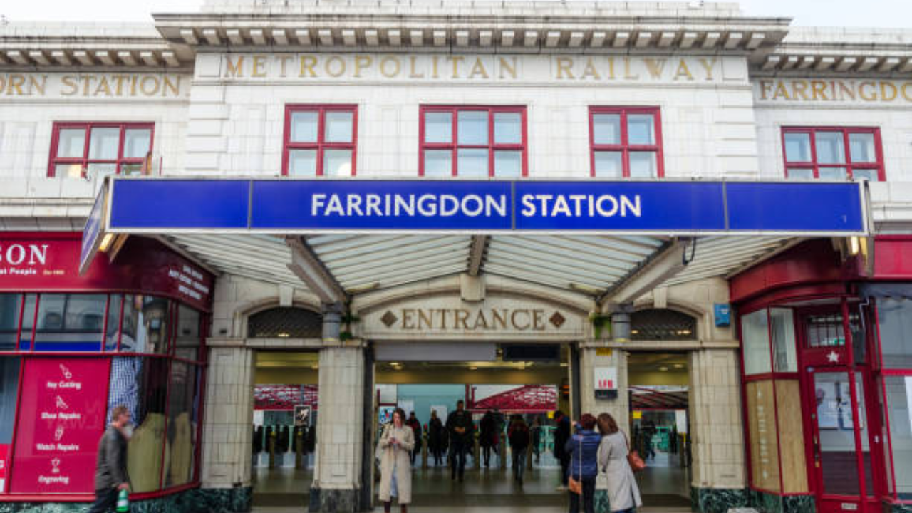 'Gas leak' closes London's Farringdon station, few passengers 'feeling unwell'