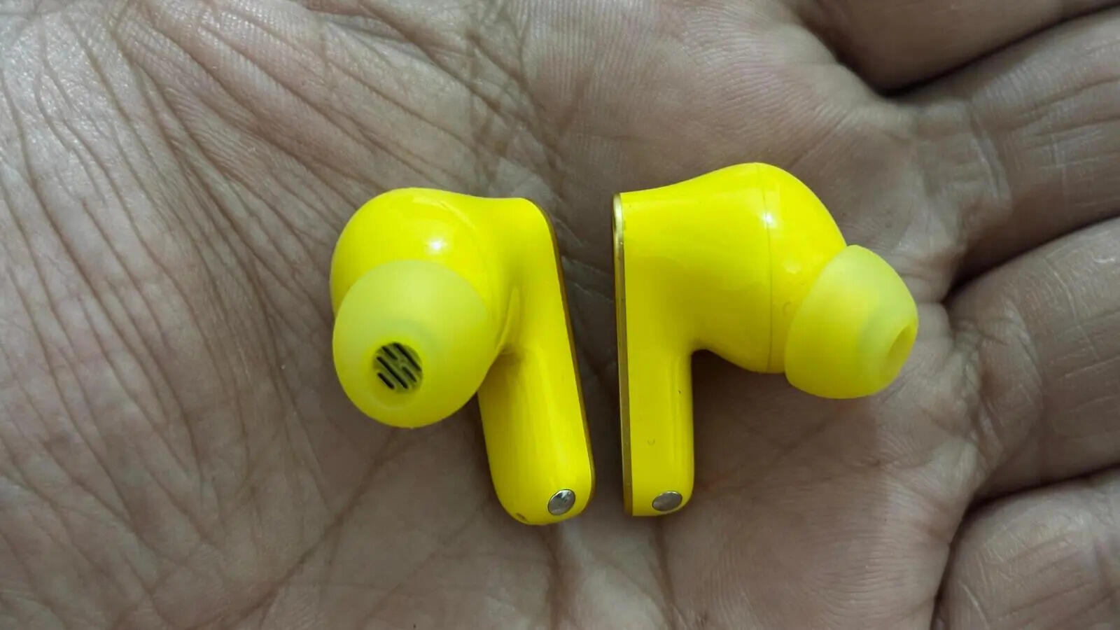 Lightweight earbuds