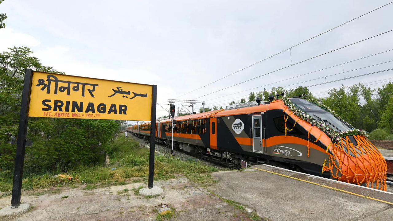 Ashwini Vaishnaw flags off Jammu-Srinagar Vande Bharat Express