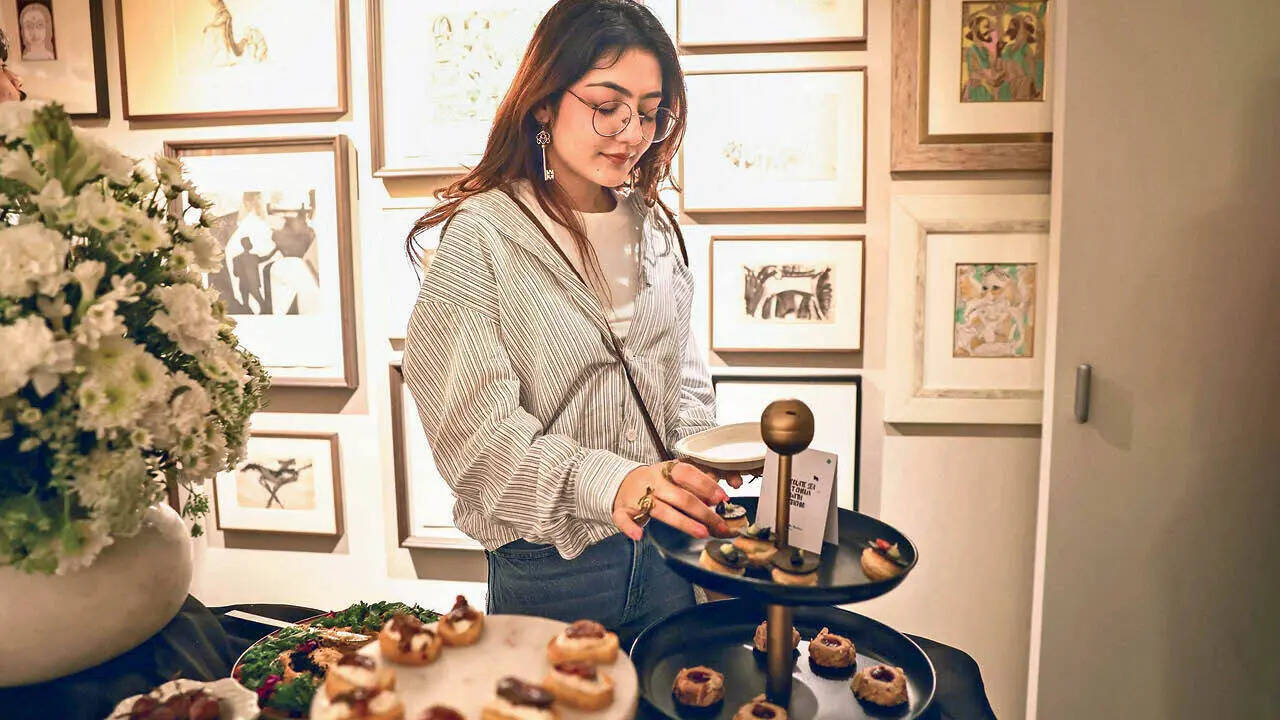 At these events, people discuss the art over drinks and bite-sized snacks in one gallery, and the discussion continues as they walk to the next