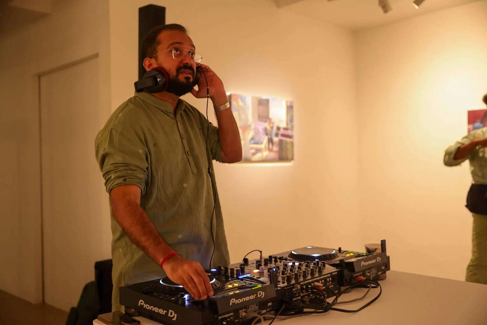  Hamza Rahimtula while playing at a show opening at Pristine Contemporary