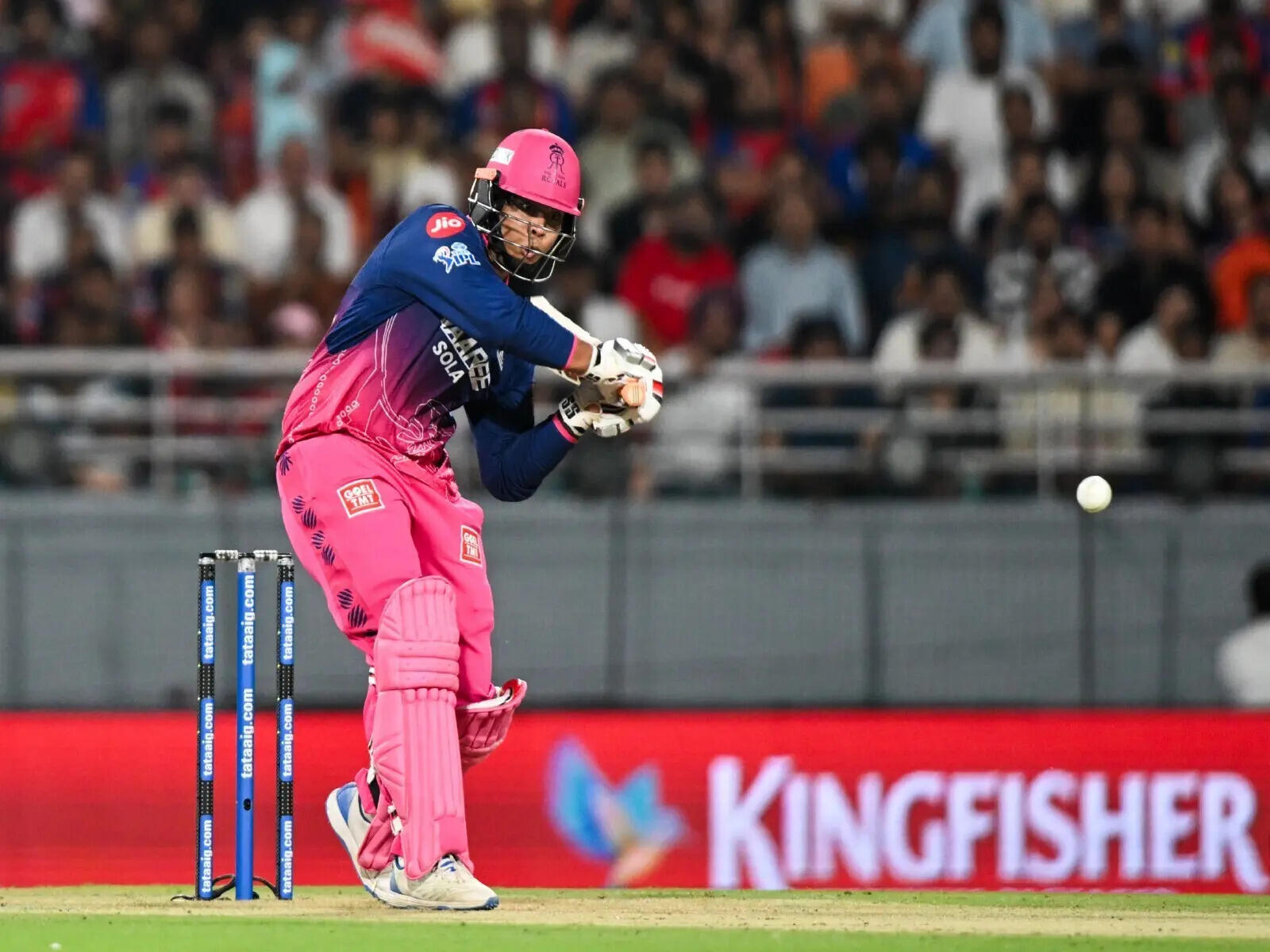 RR vs DC Live: Mitchell Starc strikes in first over, Yashasvi Jaiswal falls