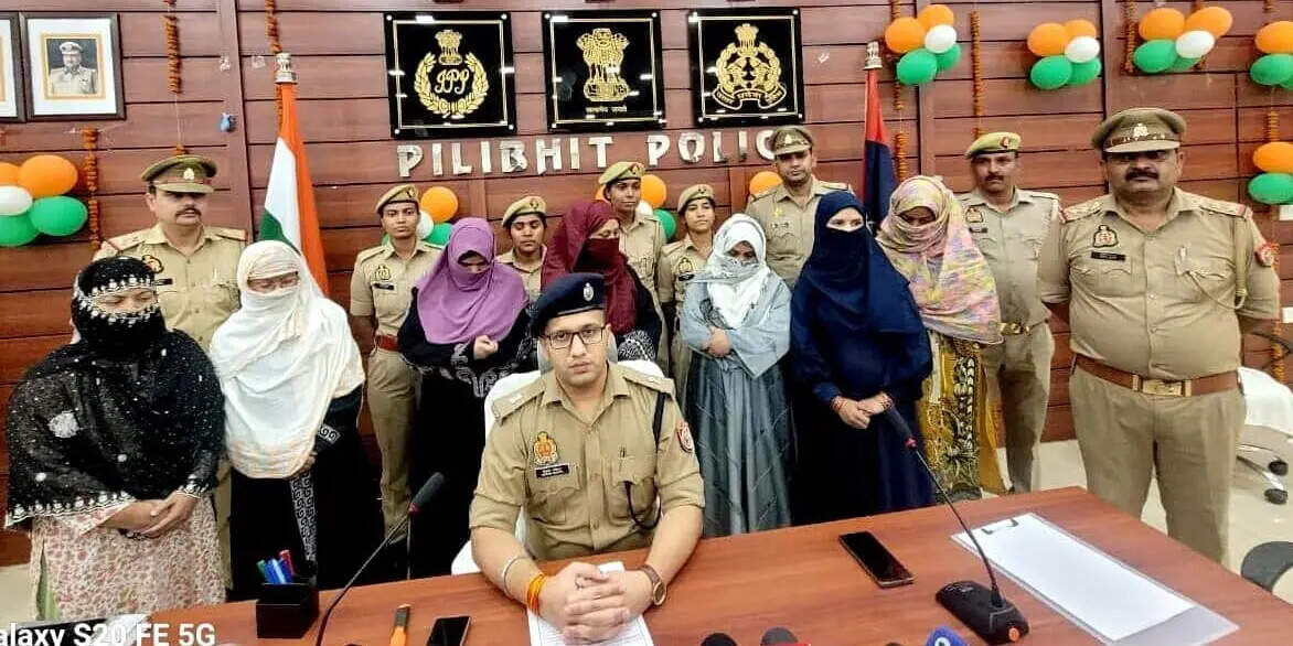ecbaf3d8-8917-4ac3-a83c-26acfd0837cc_The_arrested_women_in_custody_of_police_at_press_conference.jpg