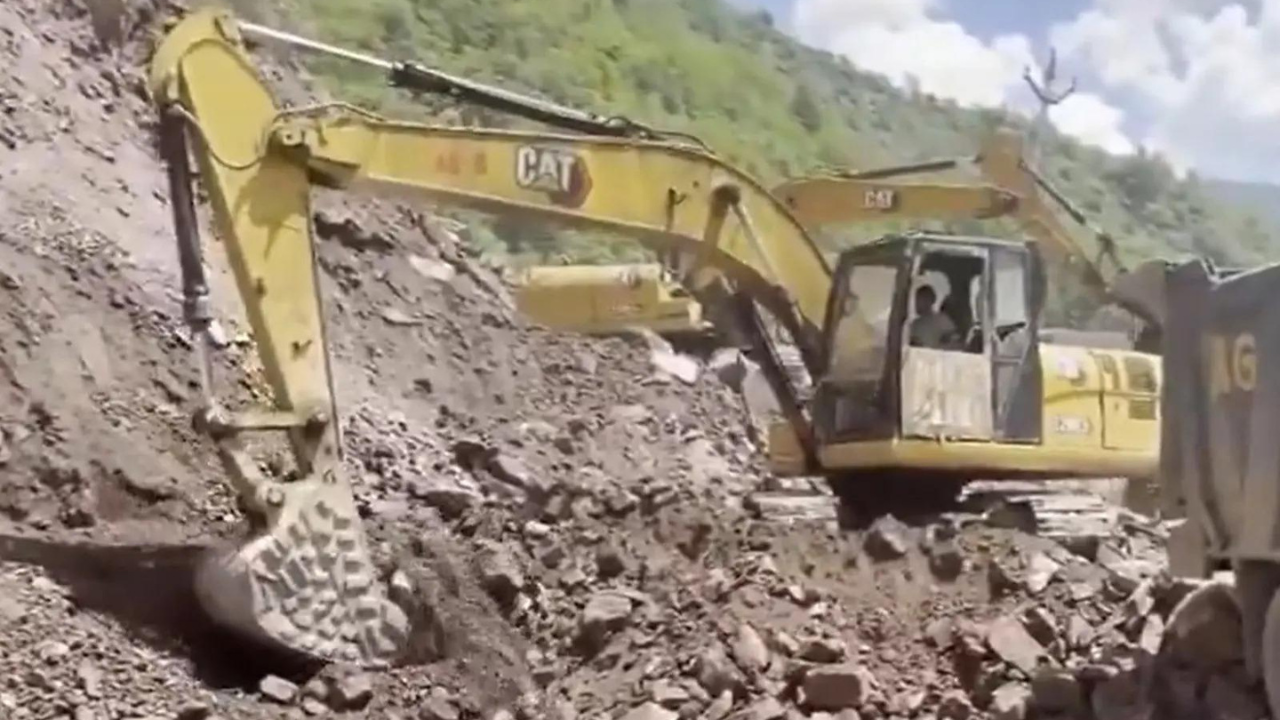 J&K: Heavy landslide shuts Baramulla-Uri NH near Lagama; traffic diverted