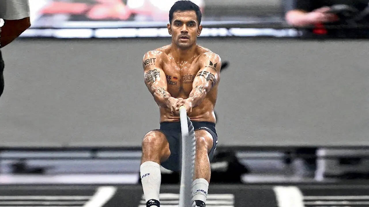 For those preparing for endurance events like Hyrox, which is currently popular among fitness enthusiasts, this weather calls for adjustment, not overexertion