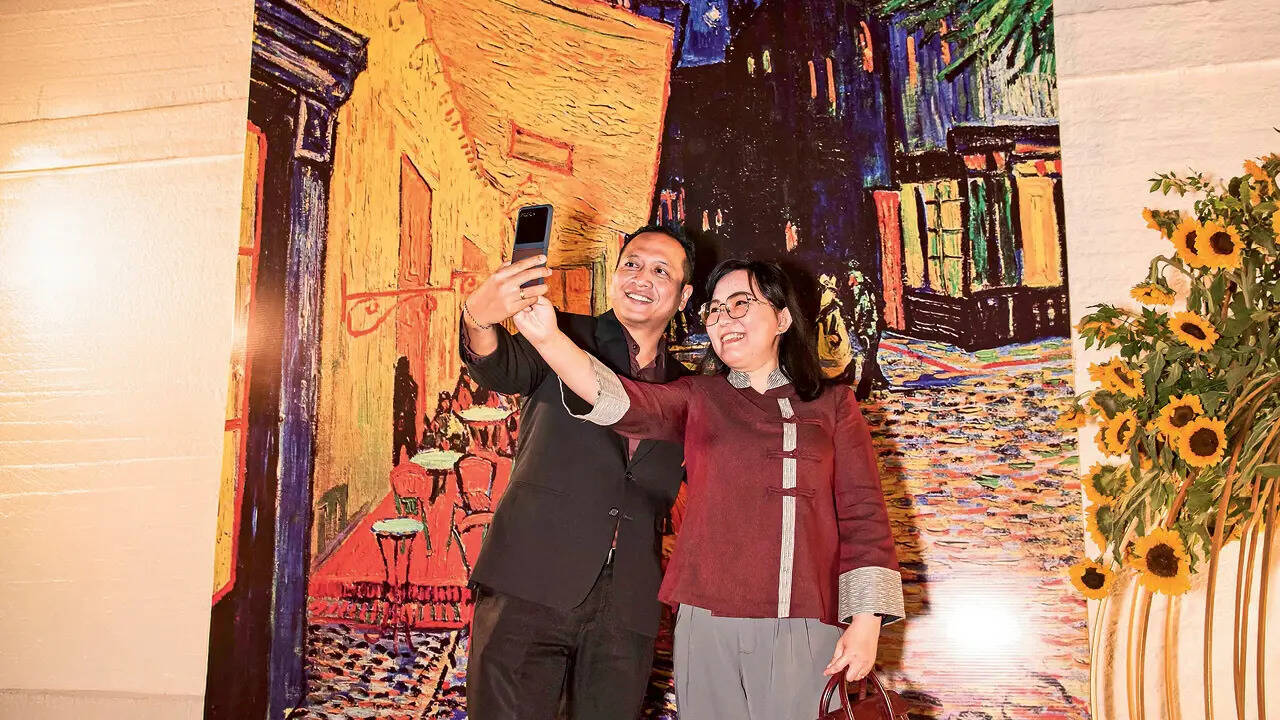 Before the evening moved into music and celebration, guests were invited to notice subtle references to Van Gogh across the venue.