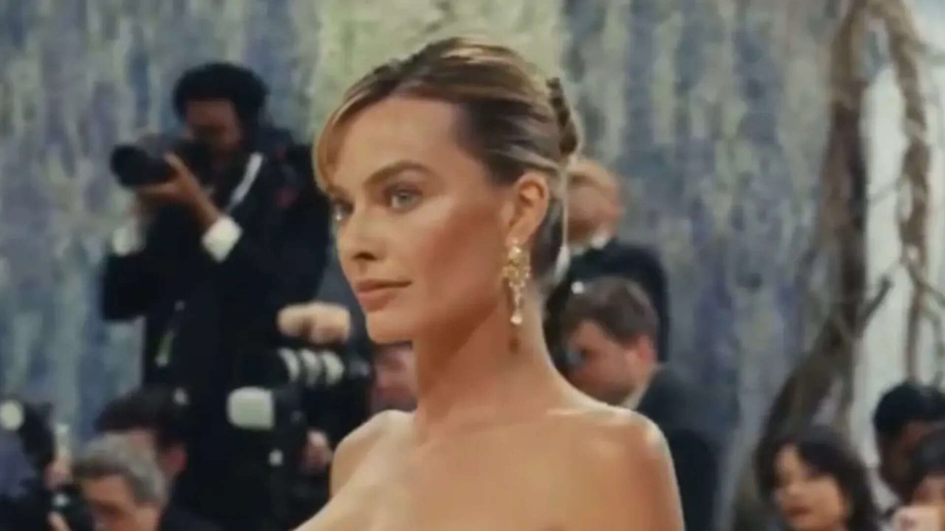Margot Robbie's Met Gala dress took 761 hours to make