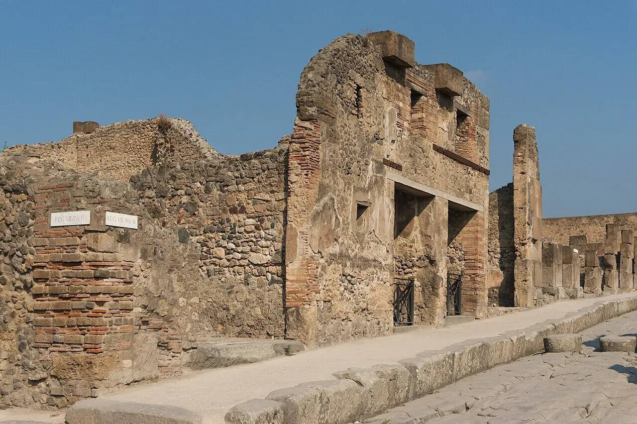 House_two_floors_Pompeii_Italy