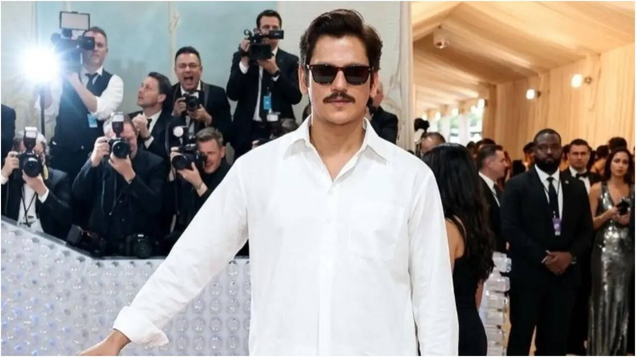 Vijay Varma brings ‘METka King’ twist to red carpet buzz
