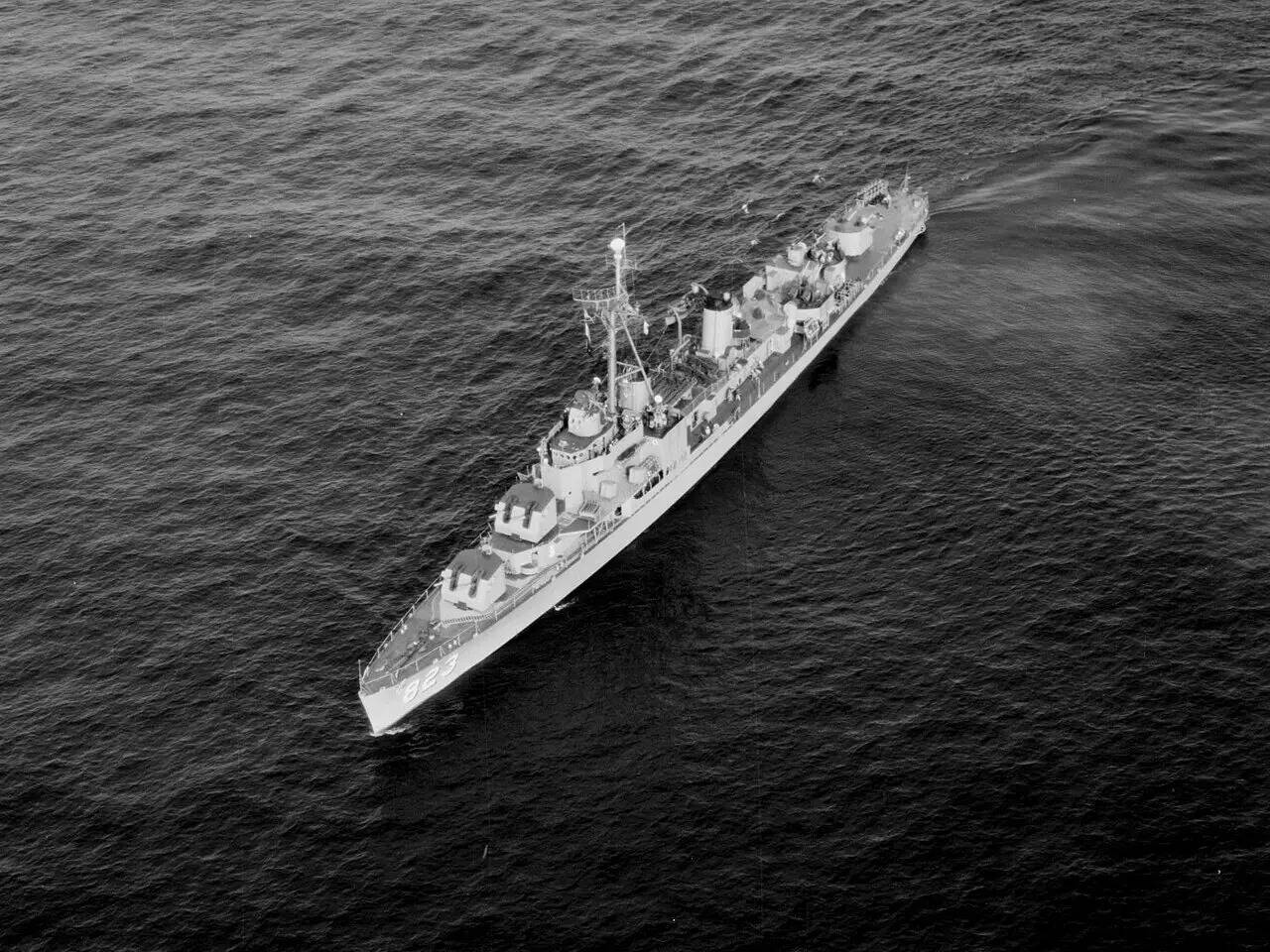 USS_Samuel_B._Roberts_(DD-823)_off_Block_Island_on_9_October_1950