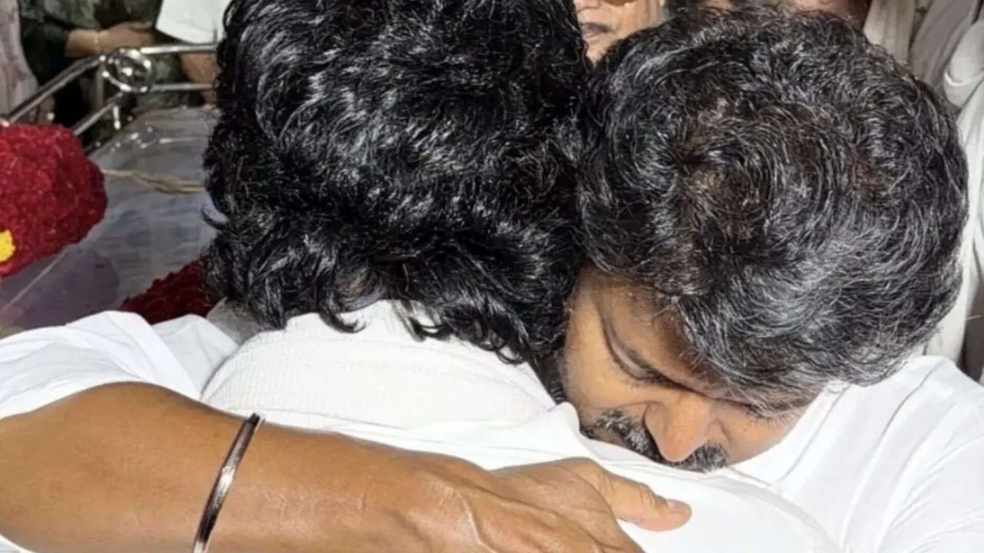 Thalapathy Vijay consoles emotional Jiiva at R. B. Choudary’s funeral