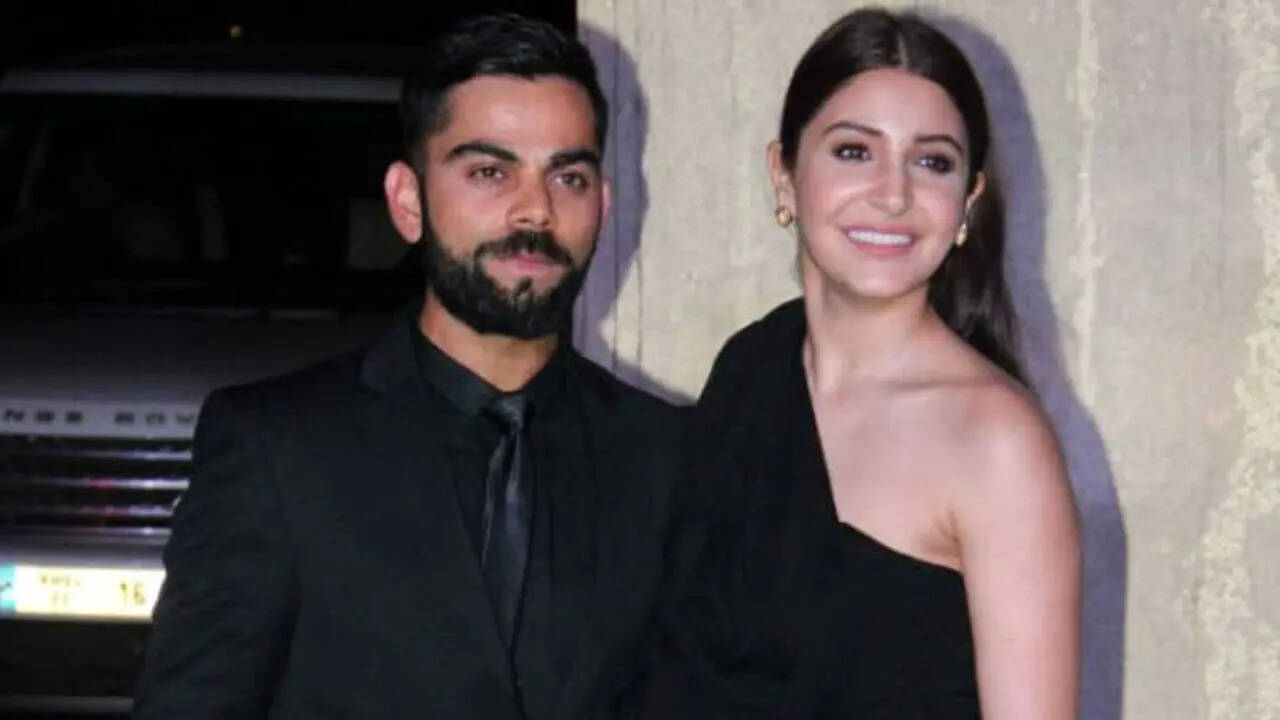 Anushka-Virat's restaurant visit caused a road block due to crowd, police warned